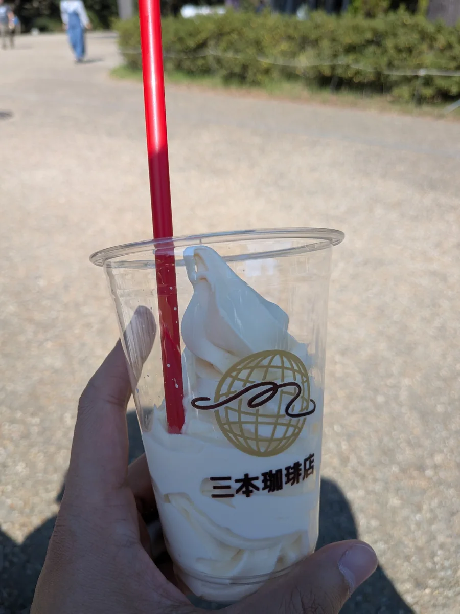 Cafe 星めぐりで購入したカップ入りソフトクリーム